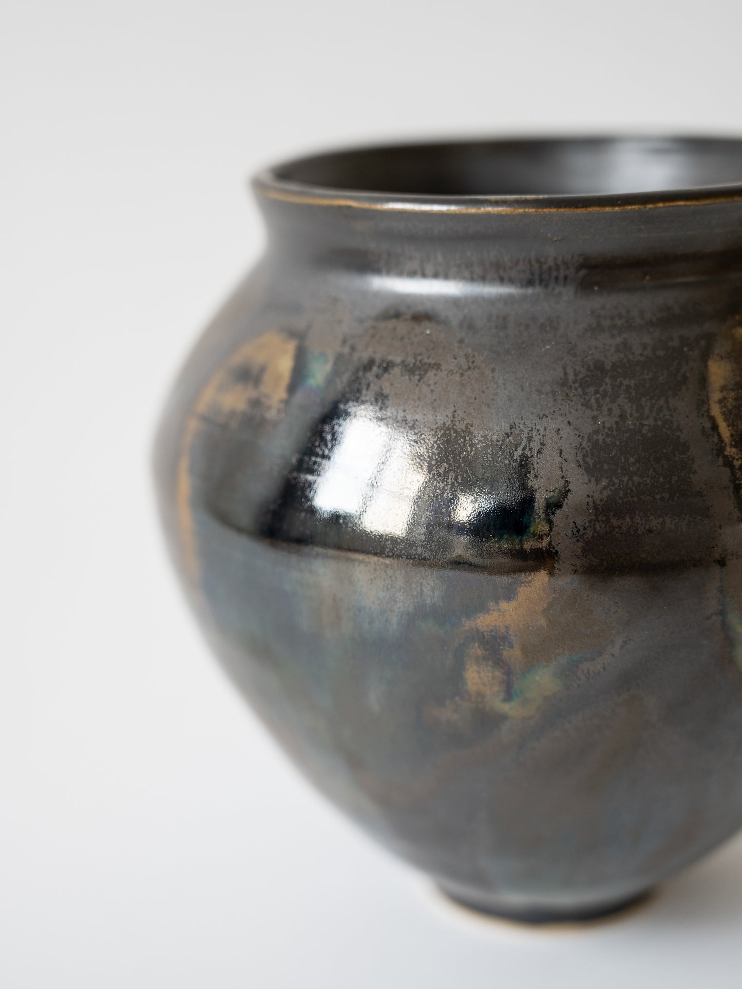 Black blurry vase Quiet Bloom