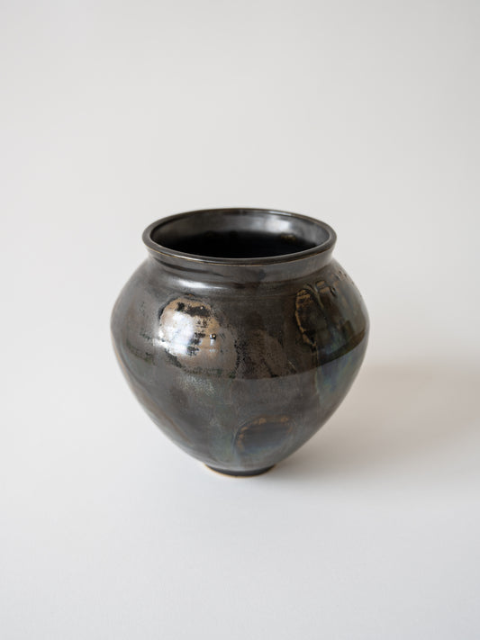 Black blurry vase Quiet Bloom